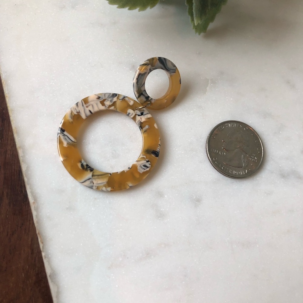 The Naomi - Mustard Resin Earrings - Picture 4 of 5